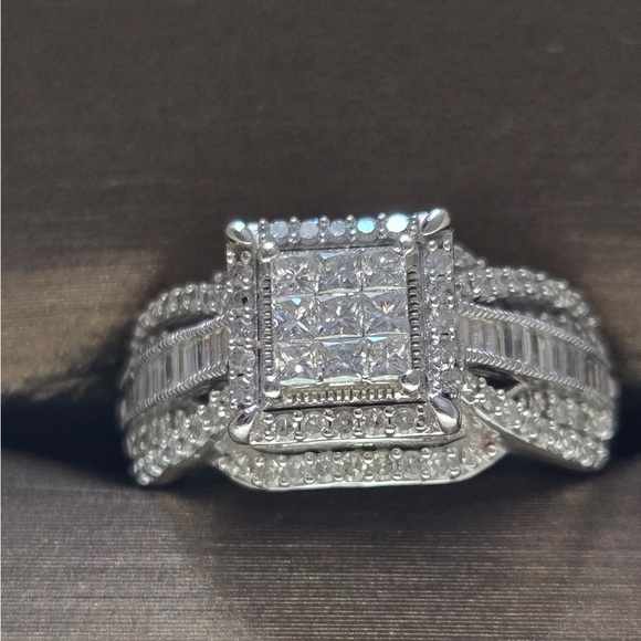 Elegant Silver Multi-Diamond Engagement Ring - Picture 3 of 3